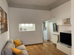 a living room with a couch and a television at Casa Tequila in Florence
