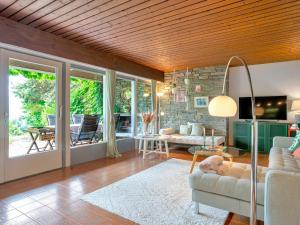 salon z kanapą i stołem w obiekcie Gemütliche Ferienwohnung mit Terrasse und Seeblick w mieście Velden am Wörthersee