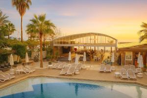 Bazén v ubytování Xperia Saray Beach Hotel nebo v jeho okolí