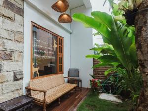 um alpendre com um banco e uma janela em Rajabali Villa Batu em Tlekung