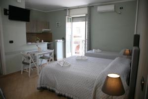 Un dormitorio con una cama y una mesa y una cocina. en Locazione Ciampa, en Nápoles