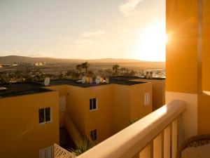 una vista dal balcone di un edificio giallo di Casa Mejillon, Costa Calma a Costa Calma
