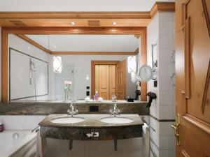 Ванна кімната в Kulm Hotel St. Moritz