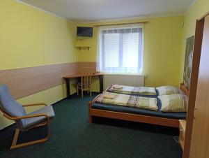 sypialnia z łóżkiem, biurkiem i krzesłem w obiekcie Pavilon v ráji w mieście Žďár