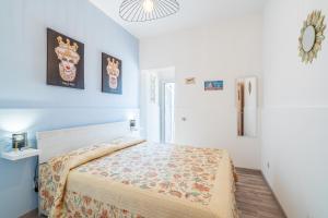 Una cama o camas en una habitación de Blu Island Marzamemi