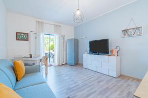 Una televisión o centro de entretenimiento en Blu Island Marzamemi