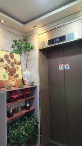 Kuchyň nebo kuchyňský kout v ubytování Galleria Hotel