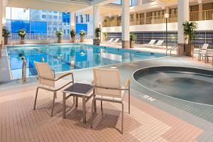 Bazén v ubytování Delta Hotels by Marriott Winnipeg nebo v jeho okolí