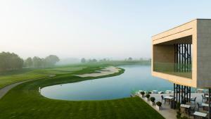 Una representación de un campo de golf con un lago. en Zala Springs Health & Golf Resort, en Zalacsány