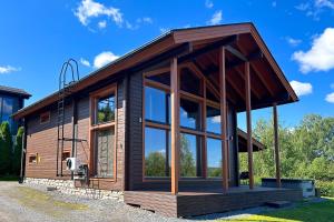 une maison en bois avec un grand groupe de fenêtres dans l'établissement Villa Lumikki 1 - 8 henkilölle, Luoteis-Himos Ski-inout, à Jämsä