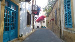 Un callejón estrecho con puertas y edificios azules. en KYRENIA PALACE HOMES, en Kyrenia