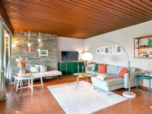 salon z kanapą i stołem w obiekcie Gemütliche Ferienwohnung mit Terrasse und Seeblick w mieście Velden am Wörthersee