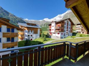 balcón con vistas a algunos edificios en Snowfun B Penthouse, en Saas-Fee