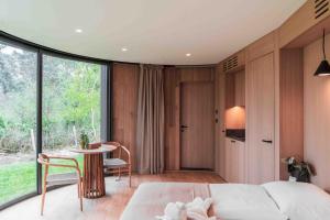 Voodi või voodid majutusasutuse LumiPod – Luxe glazen design‑pod toas