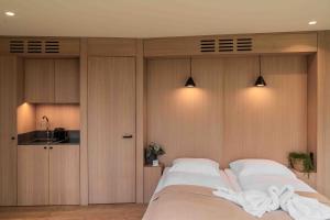 Voodi või voodid majutusasutuse LumiPod – Luxe glazen design‑pod toas