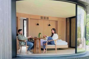 Majutusasutuse LumiPod – Luxe glazen design‑pod külastajad