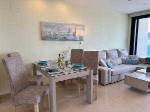 un salon avec une table et un canapé dans l'établissement Seaview Heaven, à Punta Prima