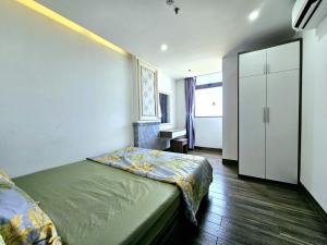 Ένα ή περισσότερα κρεβάτια σε δωμάτιο στο Royal Hotel & Apartment