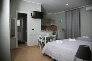 Una habitación de hotel con dos camas y cocina. en Locazione Ciampa, en Nápoles