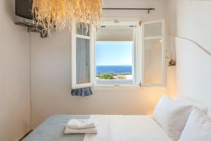 Katil atau katil-katil dalam bilik di Syros Apartments Suites Chryssonisos Kini
