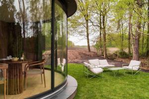 Aed väljaspool majutusasutust LumiPod – Luxe glazen design‑pod