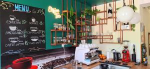 Willa Zachęta Guesthouse&Coffee的厨房或小厨房