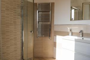 A bathroom at Casa Vacanze Robinson Még 37 kép
