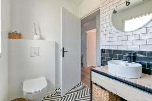 ein Badezimmer mit Waschbecken und Toilette in der Unterkunft Villa Léa Vue mer d'exception Plage in Batz-sur-Mer + 22 Fotos