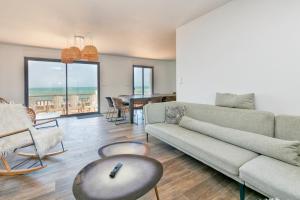 Ein Sitzbereich in der Unterkunft Villa Léa Vue mer d'exception Plage
