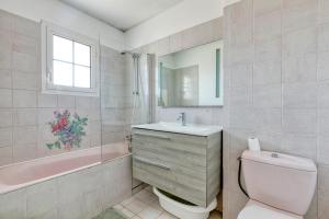 Ein Badezimmer in der Unterkunft Villa Léa Vue mer d'exception Plage