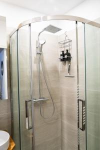 una ducha con mampara de cristal en un baño en L'Arche d'Orléans, en Orléans