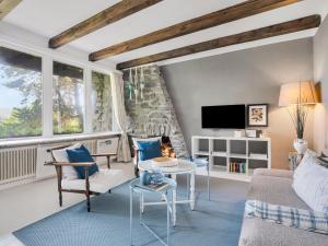 沃尔特湖畔韦尔登Ferienwohnung mit traumhaftem Seeblick的带沙发、桌子和椅子的客厅