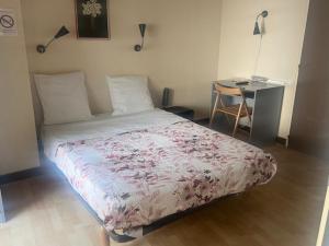 En eller flere senge i et værelse på Hotel Du Commerce + 9 billeder