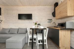 Kuchyň nebo kuchyňský kout v ubytování Wakacyjny Domek z ogródkiem w Pobierowie niedaleko plaży by Noclegi Renters