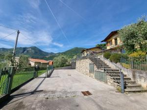 Nespecifikovaný výhled na hory nebo výhled na hory při pohledu z prázdninového domu