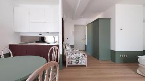 a kitchen with a table and chairs in a room at Residence la Limonera in Bellagio
