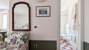 a room with a chair and a mirror at Residence la Limonera in Bellagio