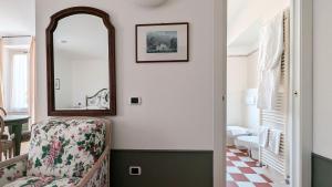 a room with a chair and a mirror at Residence la Limonera in Bellagio
