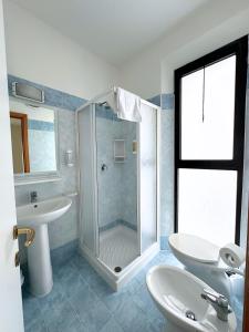 Koupelna v ubytování Hotel Ginevra e Residence + 36 fotografií