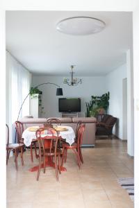 een eetkamer met een tafel, stoelen en een bank bij Agroturystyka Podłazy 