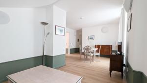 a living room with a table and a dining room at Residence la Limonera in Bellagio