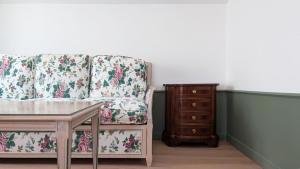 a living room with a chair and a dresser at Residence la Limonera in Bellagio
