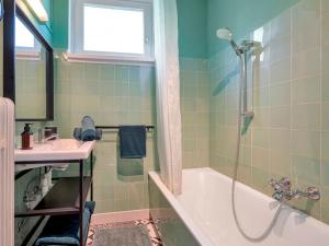 沃尔特湖畔韦尔登Ferienwohnung mit traumhaftem Seeblick的带浴缸和水槽的浴室 更多27张照片