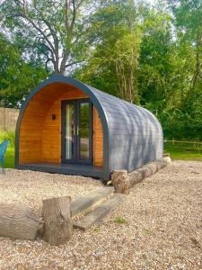 Κήπος έξω από το Springfield oaks Glamping Pod