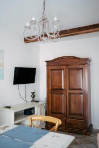 Televízia a/alebo spoločenská miestnosť v ubytovaní Mikulov Apartmány MAGISTR