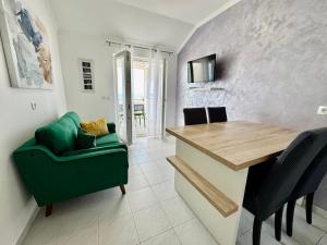 a living room with a green couch and a table at Emanuela 1 in Novalja