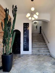 una scala con un cactus e un cartello sul muro di Apartment in the Historic Center a Genova