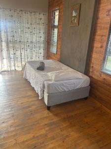 Ένα ή περισσότερα κρεβάτια σε δωμάτιο στο Dinokeng Bush Cabin