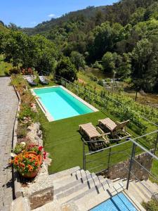 ein Bild von einem Swimmingpool in einem Hof in der Unterkunft Casa da Quinta Costa D'Além Gerês in Terras de Bouro