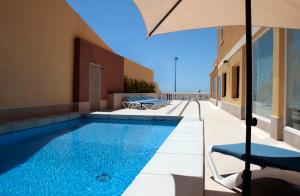 ein Schwimmbad in der Mitte eines Gebäudes in der Unterkunft Hotel Porto Calpe in Calpe